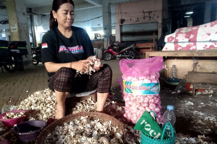 Bukan Cuma Mengupas, Ini 3 Jenis Pekerjaan Buruh Bawang di Blitar dan Upahnya