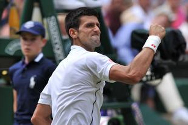Petenis Serbia, Novak Djokovic, bereaksi setelah memenangi set kedua pada laga final Wimbledon melawan petenis Swiss, Roger Federer, di London, Minggu (6/7/2014).