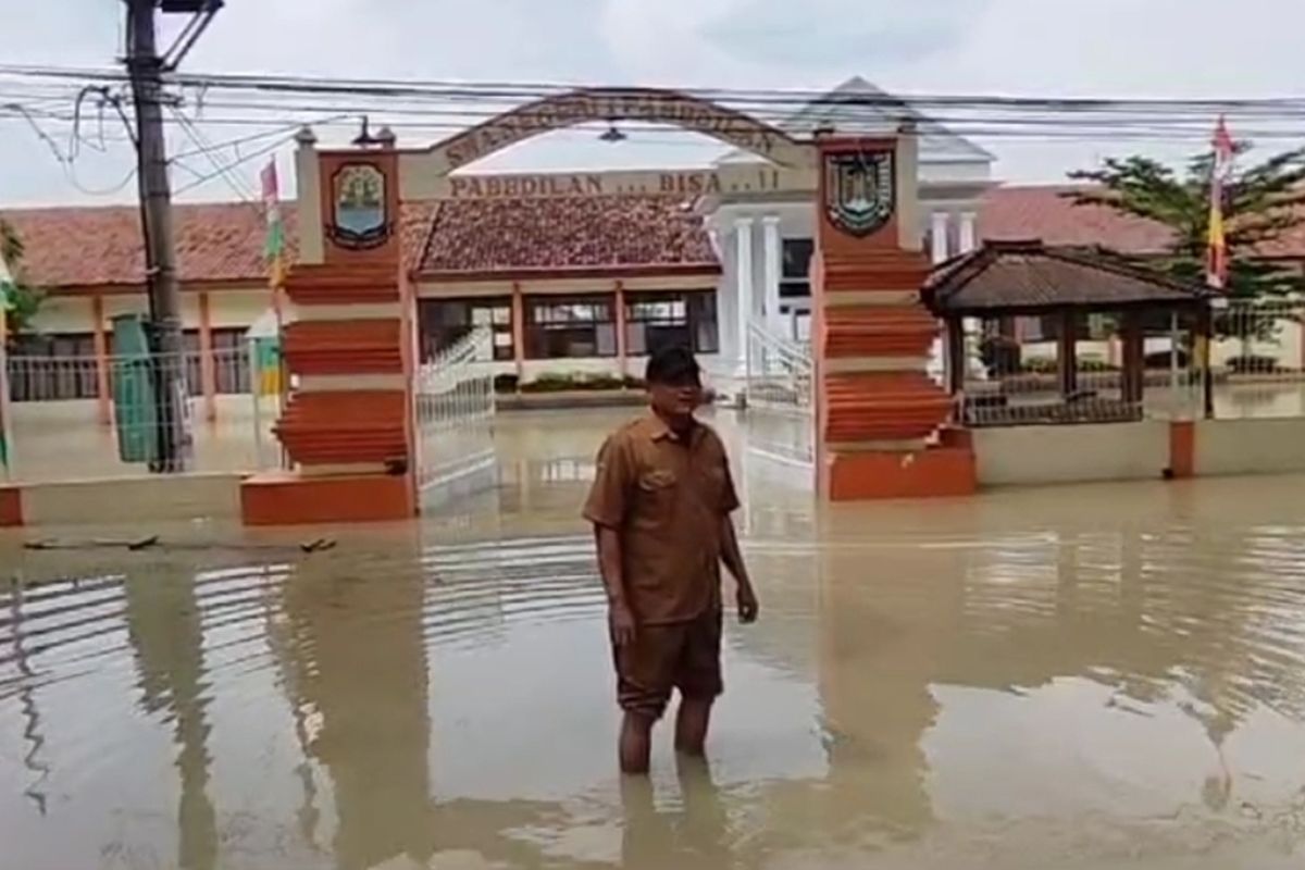 Banjir merendam sejumlah ruang kelas dan ruang guru di SMAN 1 Pabedilan Kecamatan Pabedilan Kabupaten Cirebon, Senin (12/2/2024) siang. KBM sekitar 900 siswa siswi di sekolah diliburkan, dan digantikan tugas secara daring.