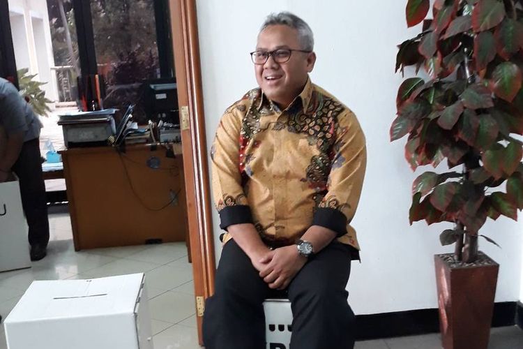 Ketua KPU Arief Budiman menduduki kotak suara berbahan dasar kardus di kantor KPU, Menteng, Jakarta Pusat.