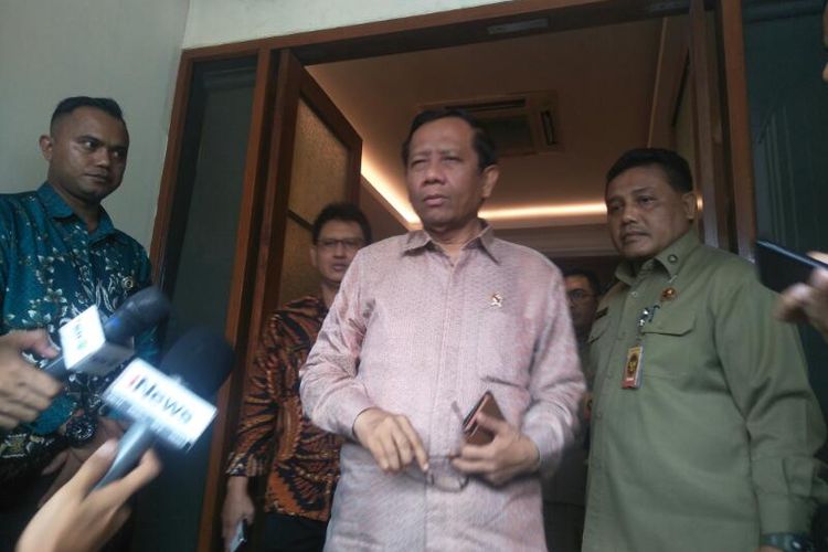 Menko Polhukam Mahfud MD di Kantor Kemenko Polhukam, Jakarta, Kamis (13/2/2020)