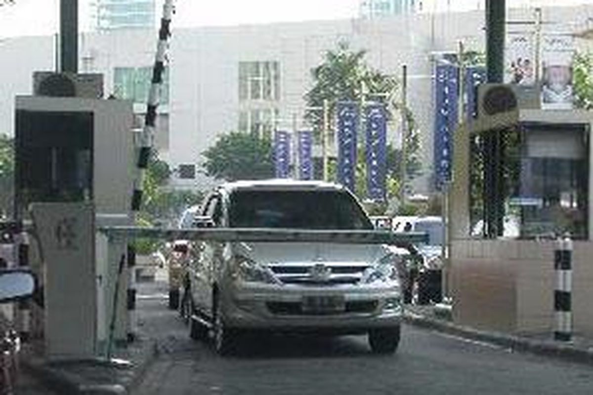 Petugas parkir tidak akan membuka portal di pintu keluar area parkir jika pemilik kendaraan tak bisa menunjukkan karcis yang diperolah saat masuk ke area tersebut.  