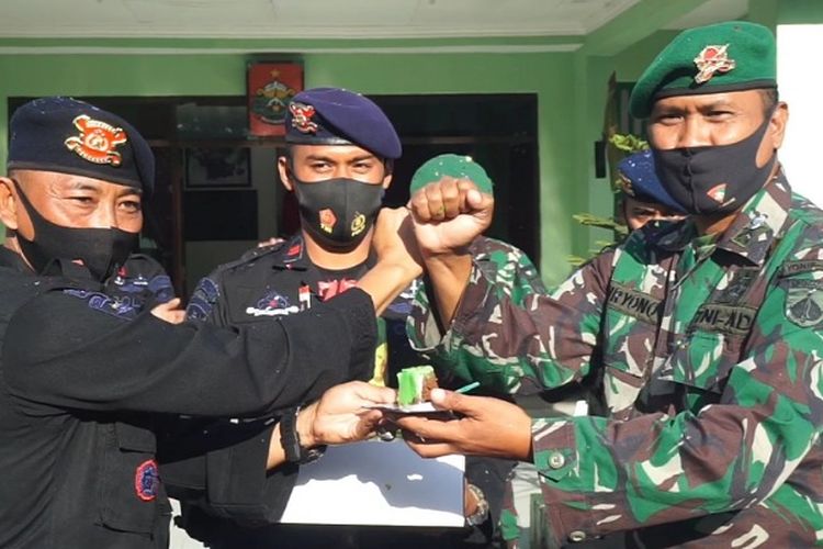 Komandan Kompi 2 Batalyon Pelopor B Pekalongan Jawa Tengah Iptu Purwoko memberikan kue tart kepada Pejabat Sementara Komandan Kompi Batalyon Senapan C Padma Kusuma Letda Inf Suryono.