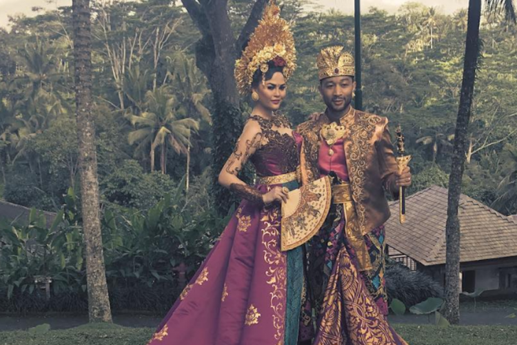 Chrissy Teigen dan John Legend berkunjung ke Bali dan mengenakan busana adat khas Bali. 