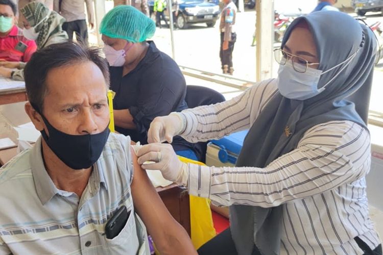Pelaksanaan vaksinasi yang dilakukan TNI-Polri di Lapangan Batu Karang, PTC Entrop, Kota Jayapura, Papua, Sabtu (11/9/2021).