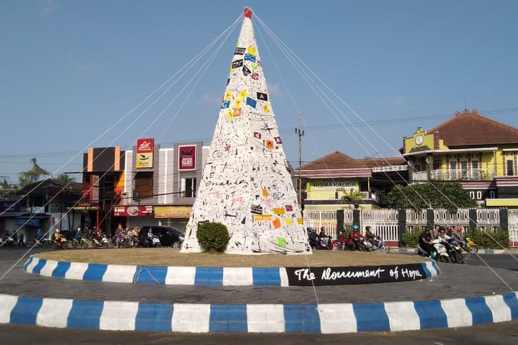 Farhan Siki, The Monument of Hope, Instalasi 6, Kain dan Media campuran bermateri alami di bundaran Kampus Universitas Jember, 2019