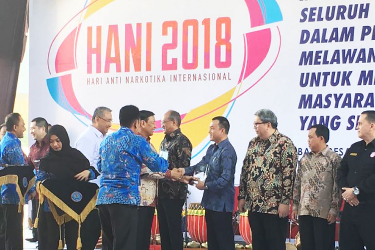 PT PP Properti Tbk (PPRO) menerima penghargaan Badan Narkotika Nasional (BNN) pada puncak Hari Anti Narkotika Internasional (HANI) 2018 di Sukabumi, Jawa Barat, Kamis (12/7/2018). 