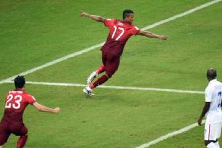 Gelandang Portugal, Luis Nani (nomor 17), merayakan gol ke gawang Amerika Serikat pada laga Grup G Piala Dunia 2014 di Arena Amazonia, Manaus, Minggu (22/6/2014).