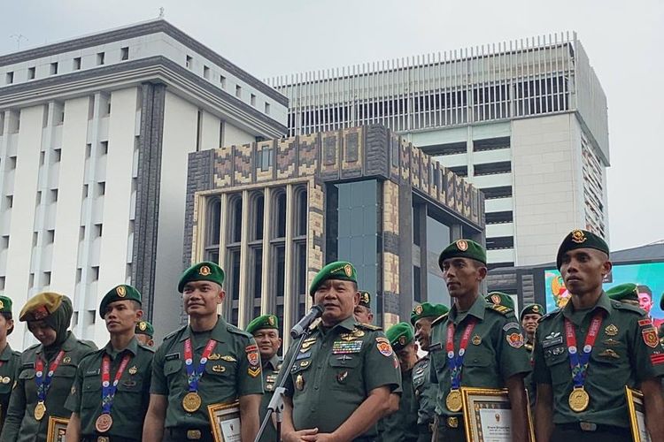 Kepala Staf TNI AD (KSAD) Jenderal Dudung Abdurachman bersama para prajurit TNI AD yang meraih medali di ajang SEA Games. Mereka dikumpulkan di Mabesad, Jakarta, Rabu (24/5/2023) untuk diberi penghargaan.