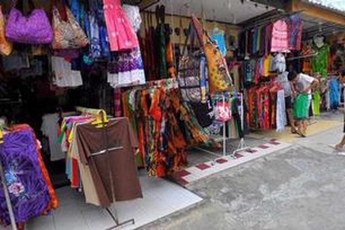 Pengunjung berbelanja di salah satu toko suvenir di kawasan Danau Toba, Kecamatan Prapat, Kabupaten Simalungun, Sumatera Utara, Sabtu (26/3/2011).