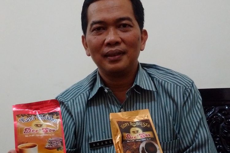 Kepala Dinas Perindustrian Perdagangan dan Koperasi Kabupaten Madiun, Anang Sulistyono menunjukkan produk kopi khas Madiun yang sudah dikemas.