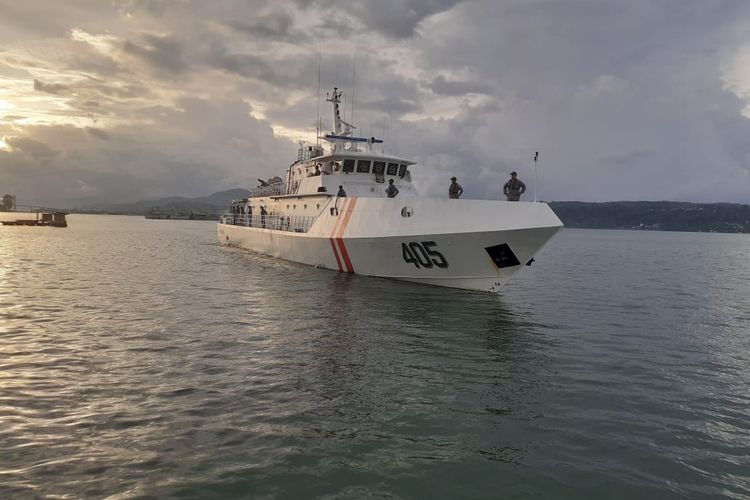 Kapal Badan Keamanan Laut (Bakamla) KN Ular Laut-405 mengusir kapal berbendera Yunani yang berhenti di tengah lintas jalur kapal di sekitar Laut Banda, tepatnya di sebelah barat Pulau Buru, Maluku, Senin (13/12/2021).