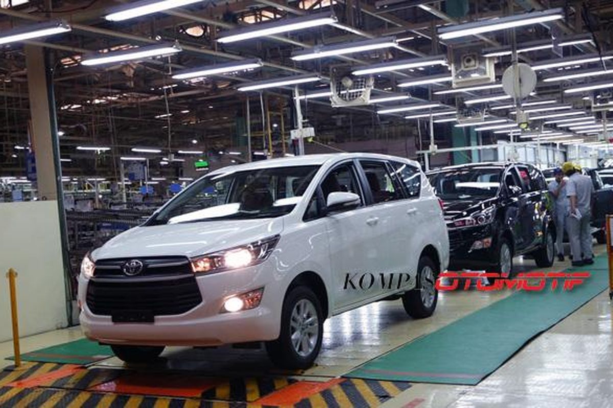 Jalur produksi Toyota All-New Kijang Innova di pabrik Toyota Motor Manufacturing Indoneisa (TMMIN) di Karawang I, Senin (16/11/2015).