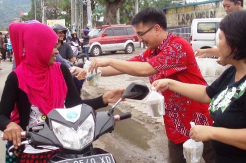 Warga Tionghoa Berikan 1.000 Paket Takjil kepada Pengendara di Bima