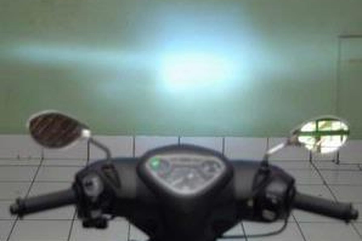 Cahaya putih saat hujan justru jadi bias