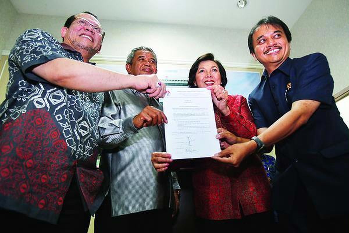 Dari kiri ke kanan,  perwakilan Komite Penyelamat Sepak Bola Indonesia (KPSI), La Nyalla Mattalitti,  Ketua Umum Persatuan Sepak Bola Seluruh Indonesia (PSSI) Djohar Arifin Husin,  Ketua Komite Olimpiade Indonesia Rita Subowo, dan Menpora Roy Suryo menunjukkan surat hasil perundingan antara PSSI dan KPSI, di Kemenpora, Senayan, Jakarta, Senin (18/2). Kedua organisasi tersebut bersepakat untuk mengakhiri konflik dan akan melaksanakan Kongres PSSI pada 17 Maret 2013 di Jakarta.