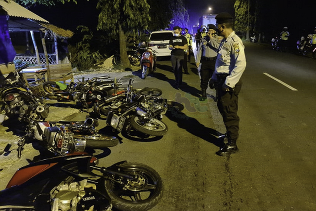 Petugas kepolisian menindak puluhan sepeda motor yang melakukan balap liar