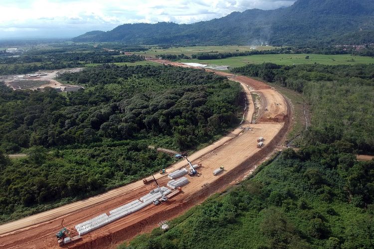 Foto udara pembangunan konstruksi ruas jalan tol  Padang-Sicincin di Jl Bypass KM 25, Kabupaten Padangpariaman, Sumatera Barat, Jumat (19/6/2020). PT Hutama Karya (Persero) terus mengebut pembangunan Jalan Tol Trans Sumatra (JTTS), salah satunya yakni Ruas Pekanbaru-Padang Seksi 1 (Padang-Sicincin/Pacin) sepanjang 36 kilometer, dengan lahan yang sudah dibebaskan dan dikerjakan sejauh 4,2 kilometer, sedangkan sisanya masih diproses di BPN. ANTARA FOTO/Iggoy el Fitra/wsj. 