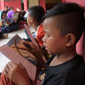 Anak-anak Komunitas Ngejah mengikuti gerakan Kampung Membaca di Desa Saribakti, Kecamatan Peundeuy, Kabupaten Garut.