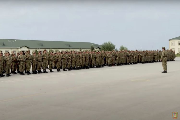 Cuplikan video yang dirilis Kementerian Pertahanan Azerbaijan pada Sabtu (3/10/2020), menunjukkan tentara Azerbaijan berbaris di pangkalan militer sebelum terjun ke medan perang di Nagorno-Karabakh.
