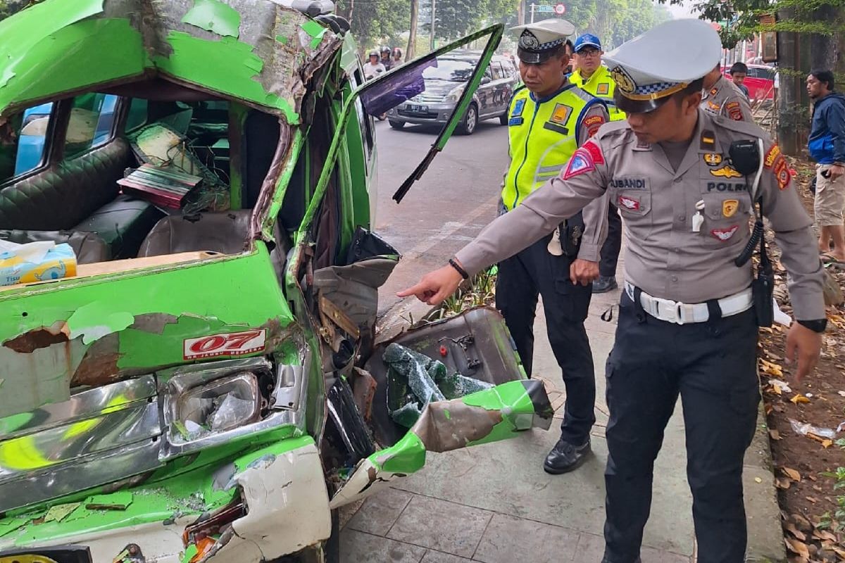 Kondisi angkot mengalami ringsek usai menabrak truk sampah di Jalan Raya Sudirman, Kota Bogor, Jawa Barat, Kamis (23/5/2024).