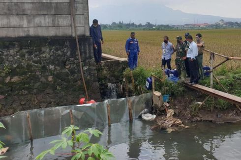 Rembesan Solar dari Pipa Pertamina Cemari Sungai di Bandung