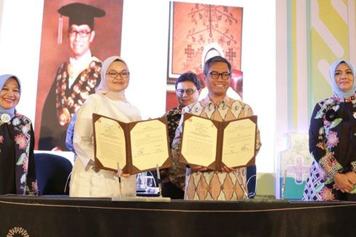 Penandatanganan nota kesepahaman Rektor Unpad Prof Tri Hanggono Achmad dan Kepala BPOM RI Penny Lukito pada acara Dies Natalis ke-60 Fakultas Farmasi Unpad, Bandung, (16/3/2019).