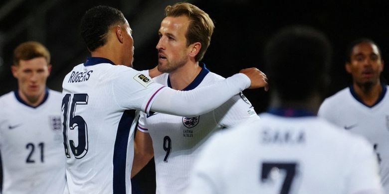 Penyerang Inggris #09 Harry Kane merayakan gol dengan rekan satu timnya termasuk penyerang Inggris #15 Morgan Rogers dalam pertandingan sepak bola Grup K Kualifikasi Piala Dunia 2026 antara Latvia vs Inggris di Stadion Daugava di Riga, Latvia pada 14 Oktober 2025, (Foto oleh Gints Ivuskans / AFP)