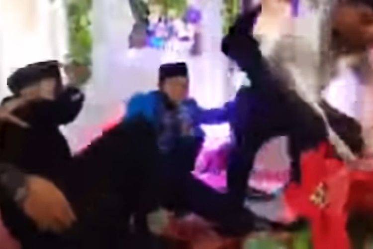 Tangkapan layar video viral calon Mertua Ngamuk dan Tendang Calon Menantu Saat Akad Nikah di Kota Bima