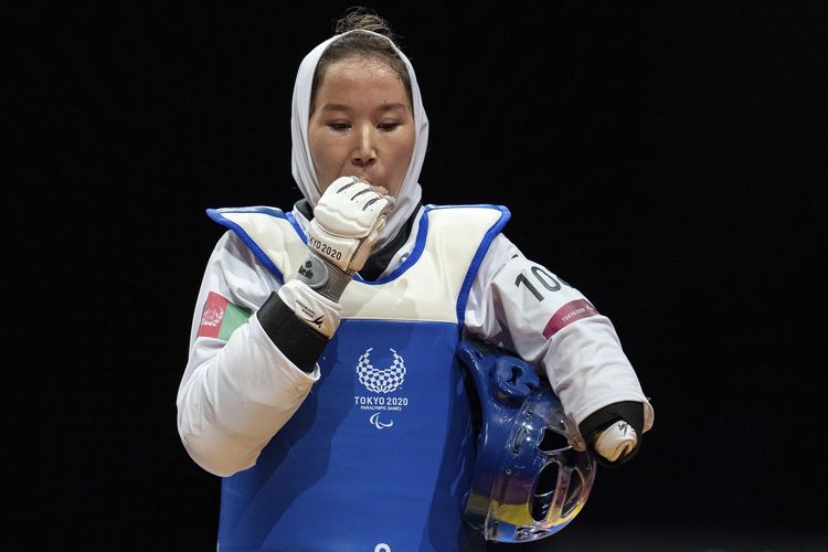 Zakia Khudadadi, atlet Taekwondo Repecharge asal Afghanistan ketika berlaga di kelas 49 kg putri di Paralimpiade Tokyo 2020 di Makuhari, Jepang, pada 2 September 2021. Taliban mengumumkan bahwa wanita Afghanistan dilarang berkecimpung di olahraga.