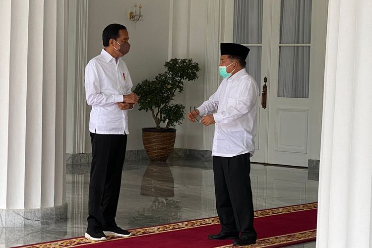 Presiden Joko Widodo bertemu mantan Wakil Presiden Jusuf Kalla di Istana Gedung Agung, Yogyakarta, Sabtu (9/10/2021).