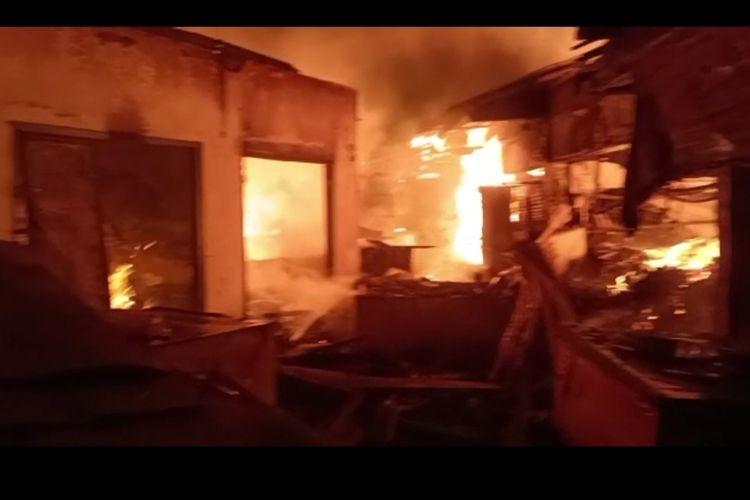 Kobaran api saat peristiwa kebakaran di Pasar Tradisional Baru Kamal, Kecamatan Kamal, Bangkalan