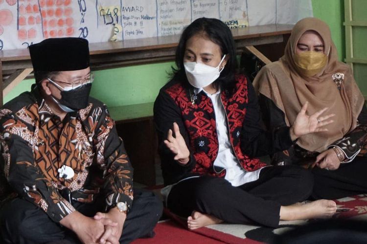 Menteri PPPA Bintang Puspayoga didampingi Bupati Cianjur Herman Suherman saat berkunjung ke Kabupaten Cianjur, Jumat (3/9/2021).