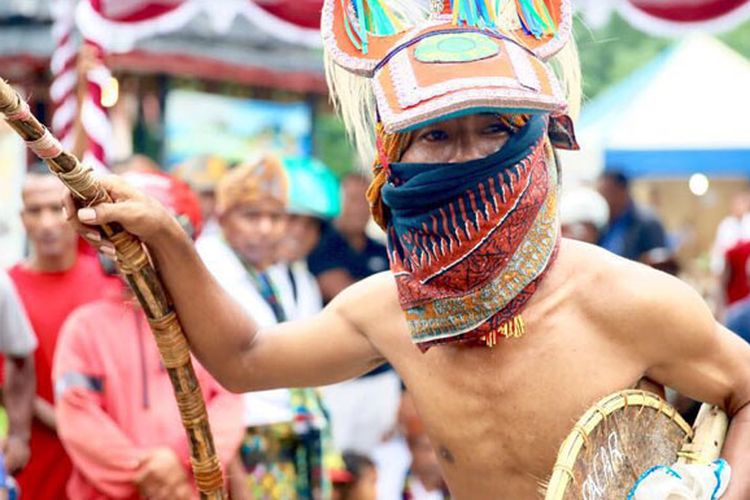 Tari Caci digelar di Lapangan Batu Cermin, Kabupaten Managgarai Barat, Nusa Tenggara Timur dalam rangkaian Festival Komodo 2017, Kamis (2/3/2017).