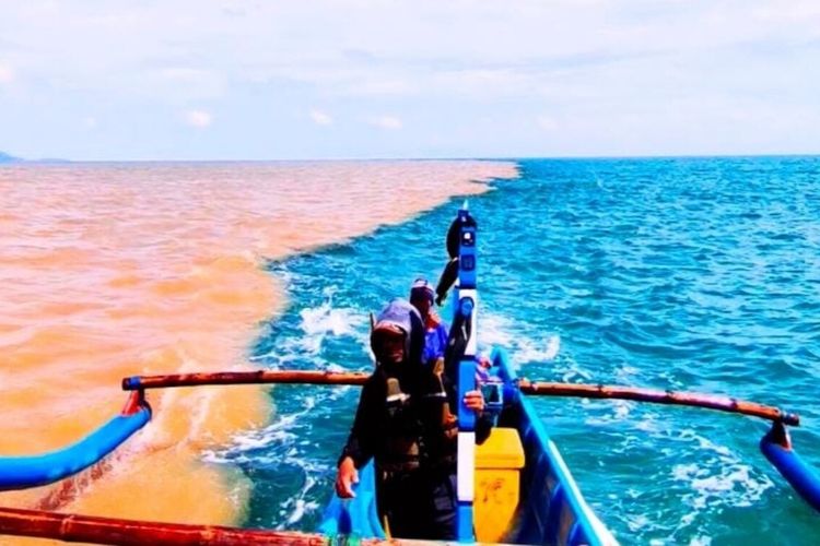Kondisi air laut berbeda warna di perairan Gunungkidul. foto direkam Jumat (17/2/2023)
