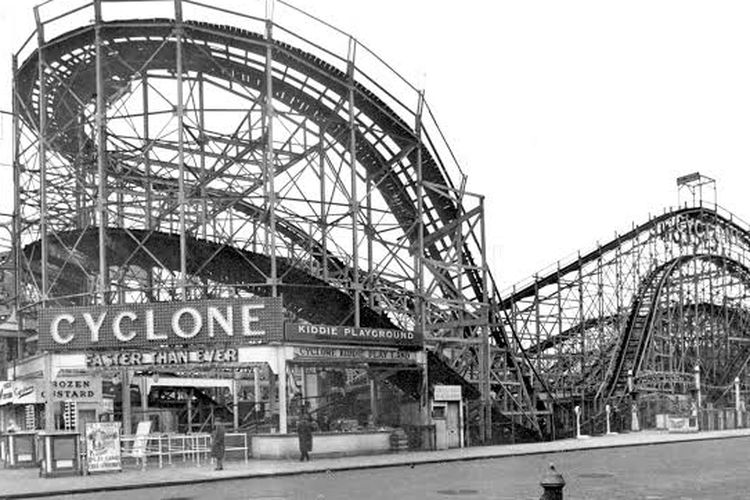 Cyclone, roller coaster pertama di AS.