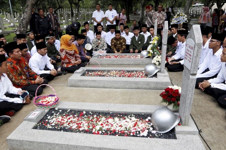 Menteri Sosial Republik Indonesia, Khofifah Indar Parawansa melakukan doa bersama dengan siswa STKQ Al Hikam Depok di Taman Makam Pahlawan Kalibata, Jakarta Selatan, Senin (2/10/2017). Kegiatan ini untuk memeringati Hari Kesaktian Pancasila. 