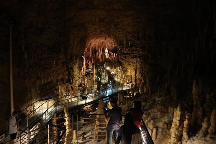 Wisatawan menelusuri Goa Gyokusendo, yang merupakan ekosistem goa terbesar di Jepang, berada di kawasan Okinawa World, Sabtu (29/6/2018).