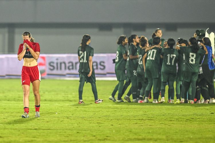 Pesepak bola Timnas Putri Indonesia Emily Julia Frederica menutup muka usai kalah atas Timnas Putri Pakistan saat pertandingan kualifikasi Piala Asia Wanita 2026 Grup D di Stadion Indomilk Arena, Kabupaten Tangerang, Banten, Rabu (2/7/2025). Timnas Putri Indonesia kalas atas Timnas Putri Pakistan dengan skor 0-2. ANTARA FOTO/Galih Pradipta/bar