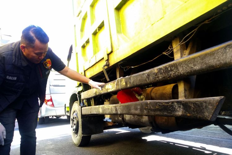 Kasat Reskrim Polres Blitar Kota AKP Galih Putra Samudra menunjukkan truk yang telah dimodifikasi tangkinya, Rabu (16/8/2023)