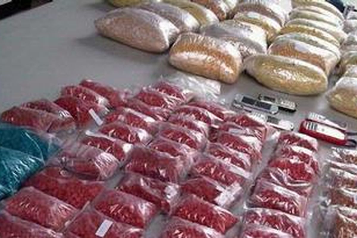 Inilah barang bukti 235.235 butir ekstasi kualitas prima dari Hongkong yang disita dari tiga tersangka pada hari Minggu malam hingga Senin (15/8/2011) dini hari.