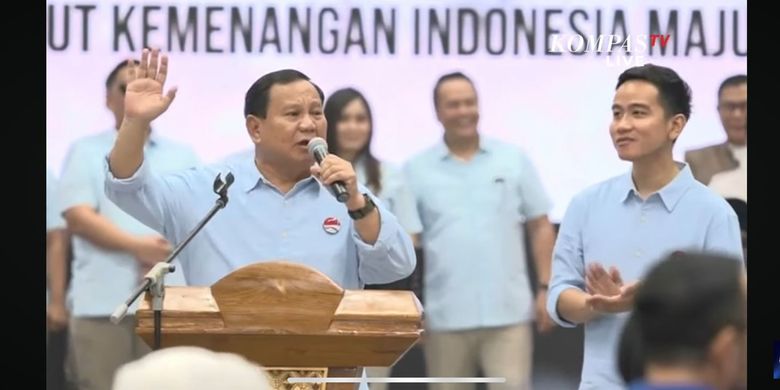 Prabowo Subianto dan Gibran Rakabuming Raka berpidato di hadapan jajaran ketua umum partai politik anggota KIM serta para pendukung dan simpatisan Koalisi Indonesia Maju sebelum mendaftarkan diri ke Komisi Pemilihan Umum (KPU), Rabu (25/10/2023).