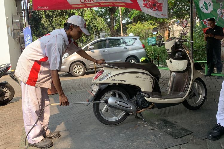 Ilustrasi uji emisi motor di bengkel Honda AHASS