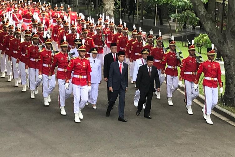 Suasana kirab menjelang pelantikan Khofifah Indar Parawansa dan Emil Dardak sebagai Gubernur dan Wakil Gubernur Jawa Timur di Kompleks Istana Presiden, Jakarta, Rabu (13/2/2019).