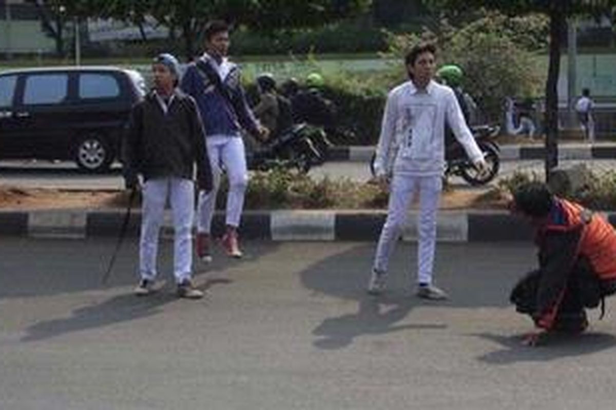 Siswa SMAN 6 mengejar salah seorang wartawan Harian Kontan, Fransiskus Simbolon (kanan) saat terjadi bentrok antara wartawan dengan siswa SMAN 6 di kawasan Bulungan, Jakarta Selatan, Senin (19/9/2011). Kejadian ini bermula saat sejumlah wartawan dari media cetak maupun elektronik melakukan aksi demonstrasi berkaitan dengan kasus perampasan kamera video salah satu wartawan Trans 7. Namun situasi semakin memanas sehingga bentrokan tidak bisa dihindarkan. KOMPAS IMAGES/ BANAR FIL ARDHI