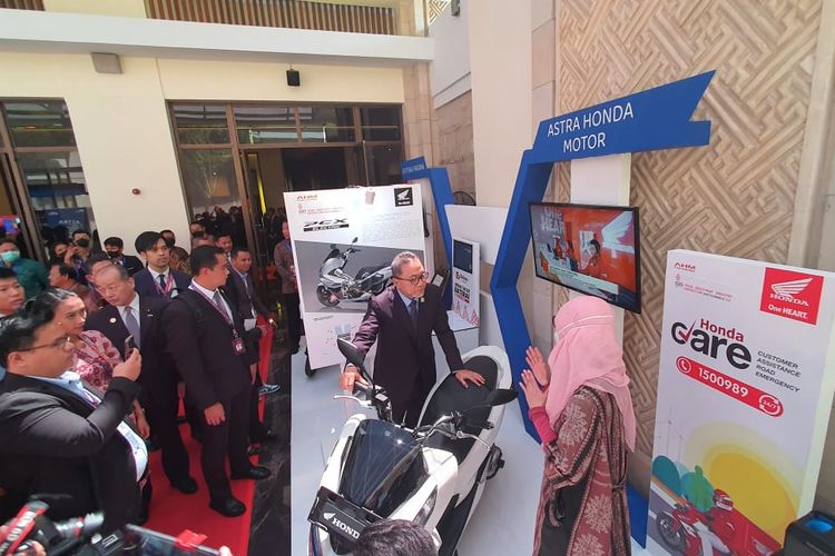 Menteri Perdagangan RI Zulkifli Hasan bersama delegasi dari berbagai negara dan organisasi internasional mengamati motor listrik Honda PCX Electric yang dipajang dalam rangkaian kegiatan G20 di Bali. Keikutsertaan AHM dalam kegiatan ini merupakan bagian dari komitmen mendukung era elektrifikasi kendaraan bermotor.