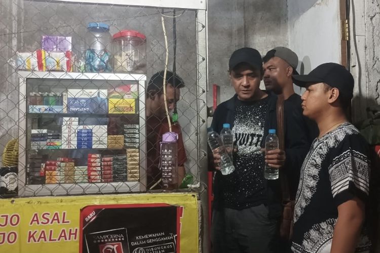 Gelar razia peredaran minuman keras (miras) di kecamatan Bogor Barat, Polisi sita 28 botol miras campuran berbagai jenis dan merk dari dua warung kelontong, Sabtu (16/6/2024).