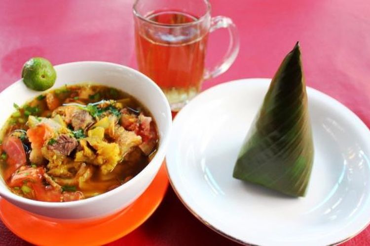 Soto Mie khas Bogor,  nikmat disantap bersama nasi dan teh hangat. Didalamnya berisi campuran kikil, daging, beralaskan mie dan bihun, ditambah potongan kroket, tomat, dan bawang goreng.