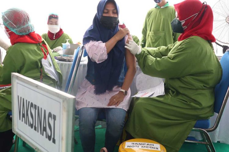 Salah satu warga menjalani vaksinasi Covid-19 di Kecamatan Tembelang, Kabupaten Jombang, Jawa Timur, Kamis (9/9/2021).