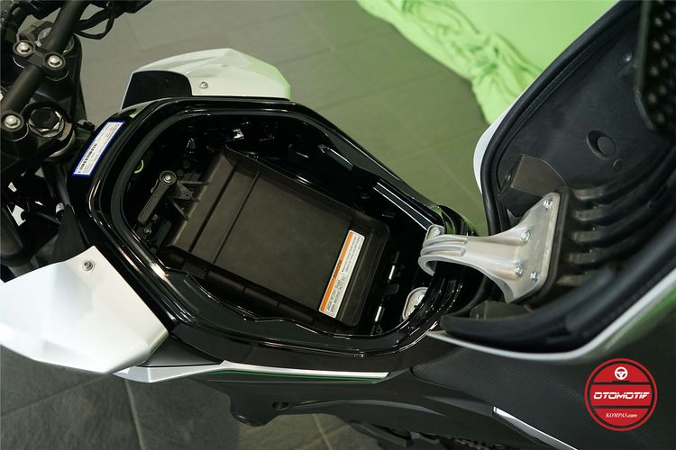 Baterai motor listrik Kawasaki Ninja e-1 terletak di posisi tangki bensin motor sport pada umumnya.